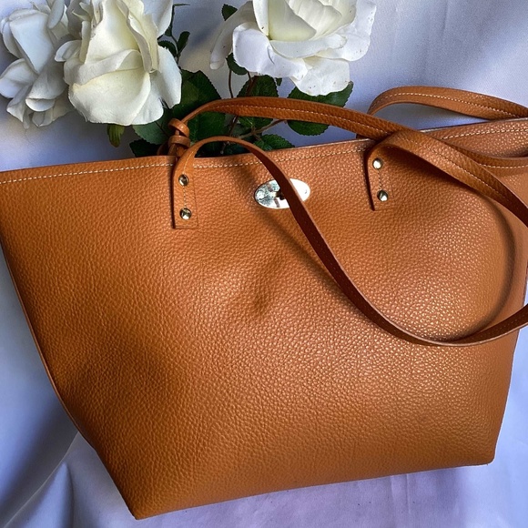 ***SALE**** BCBG Tan Tote with Twist Lock - Picture 1 of 4
